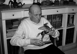 Il professor Alfonso Bortolotti con la scultura pegaso